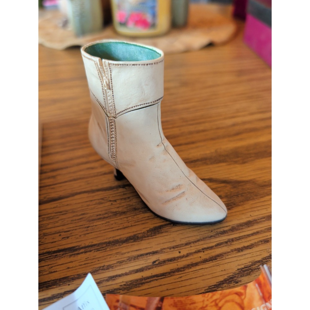 Just The Right Shoe Ingenue Box Boot Miniature Figurine 25403 Raine Willitts Box
